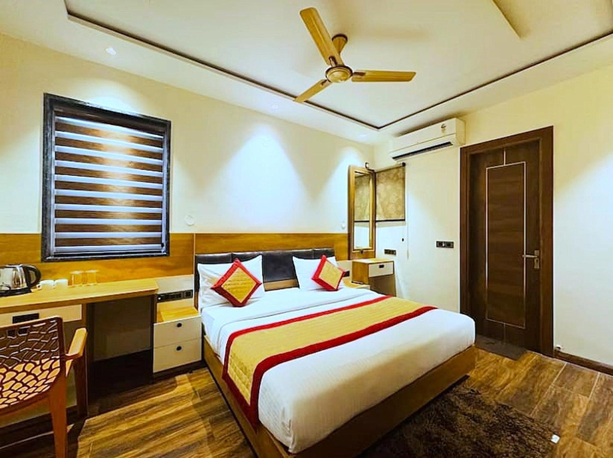 Hotel Vrinda Niddhivan ! Fully Ac, Prem Mandir At Walking Distance ! Just Near The Iskcon Temple Vrindāvan المظهر الخارجي الصورة